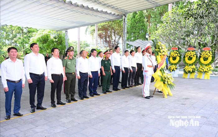 Đoàn công tác Tỉnh ủy, HĐND, UBND, Ủy ban MTTQ Việt Nam tỉnh dâng hoa, dâng hương tưởng niệm các Anh hùng liệt sĩ tại Nghĩa trang Liệt sĩ quốc gia Vị Xuyên. Ảnh: Thành Cường