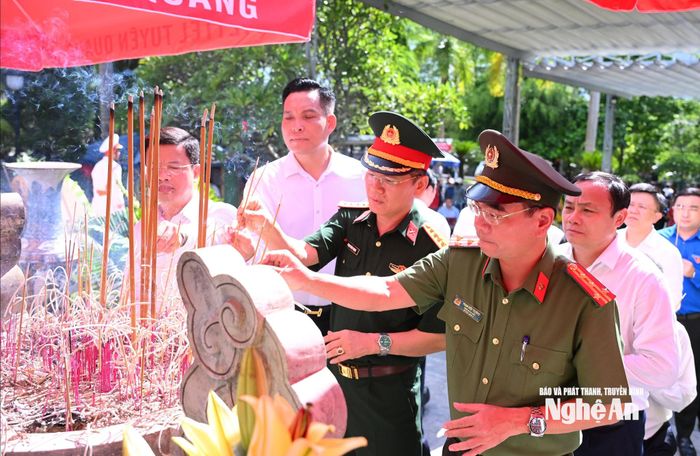 Đoàn công tác tỉnh Nghệ An dâng hương tưởng niệm các Anh hùngliệt sĩ tại Nghĩa trang Liệt sĩ quốc gia Vị Xuyên. Ảnh: Thành Cường