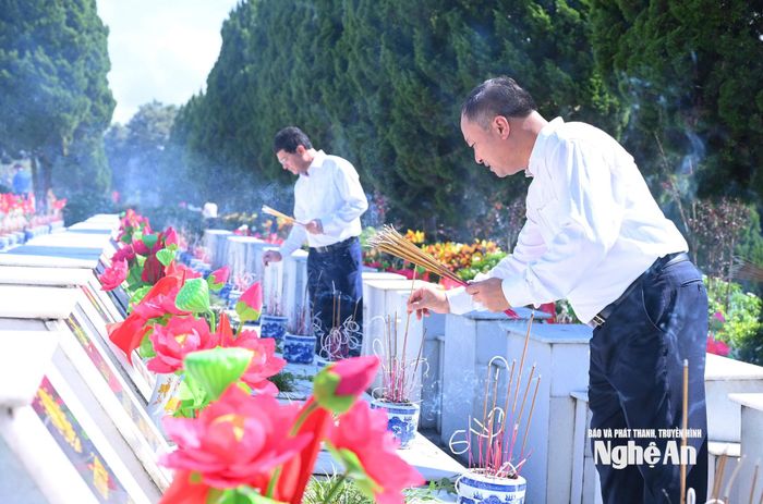 Đồng chí Nguyễn Viết Hưng - Ủy viên BCH Đảng bộ tỉnh, Giám đốc Sở Nội vụ thắp hương, tri ân tại các phần mộ Anh hùng liệt sĩ. Ảnh: Thành Cường