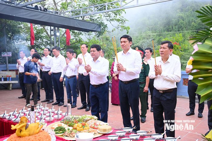 Lãnh đạo Tỉnh ủy, UBND dâng hương tưởng niệm các Anh hùng liệt sĩ hy sinh tại mặt trận Vị Xuyên. Ảnh: Thành Cường