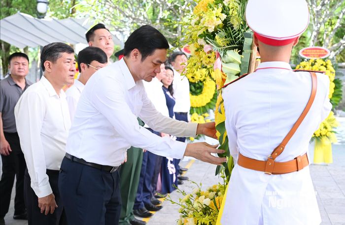 Phó Bí thư Thường trực Tỉnh ủy tưởng niệm các Anh hùng liệt sĩ hy sinh tại Nghĩa trang Liệt sĩ quốc gia Vị Xuyên. Ảnh: Thành Cường