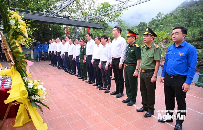 Đoàn công tác Tỉnh ủy, HĐND, UBND, Ủy ban MTTQ Việt Nam tỉnh Nghệ An dâng hoa, dâng hương tại Đền thờ các Anh hùng liệt sĩ Mặt trận Vị Xuyên. Ảnh: Thành Cường