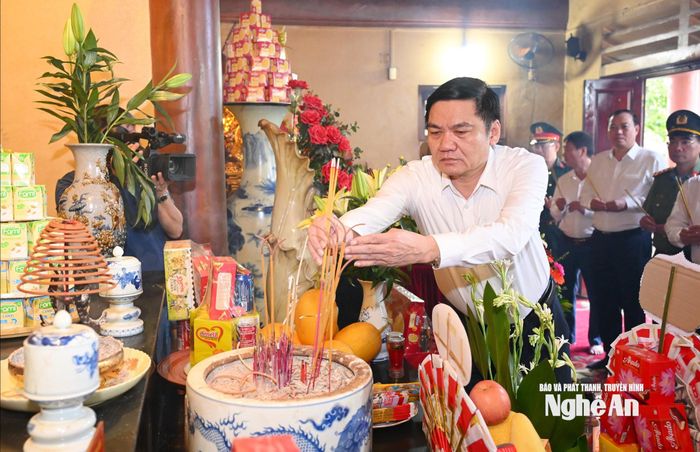 Phó Bí thư Thường trực Tỉnh ủy Hoàng Nghĩa Hiếu dâng hương tưởng niệm các Anh hùng liệt sĩ hi sinh tại mặt trận Vị Xuyên. Ảnh: Thành Cường