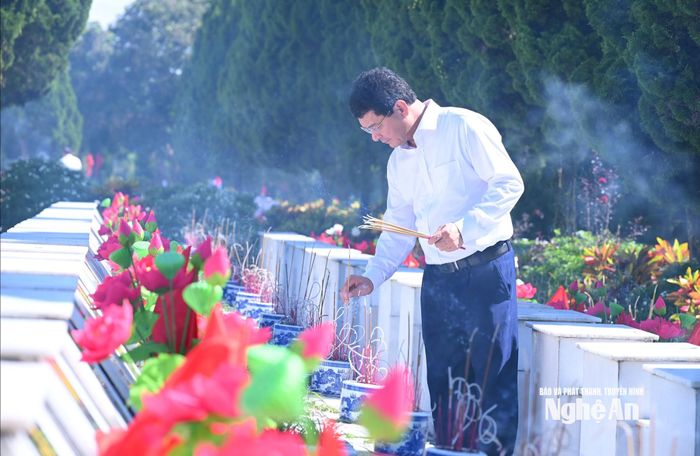 Đồng chí Phạm Trọng Hoàng - Ủy viên Ban Thường vụ Tỉnh ủy, Trưởng Ban Tổ chức Tỉnh ủy thắp hương lên các phần mộ các Anh hùng liệt sĩ tại Nghĩa trang Liệt sĩ quốc gia Vị Xuyên. Ảnh: Thành Cường