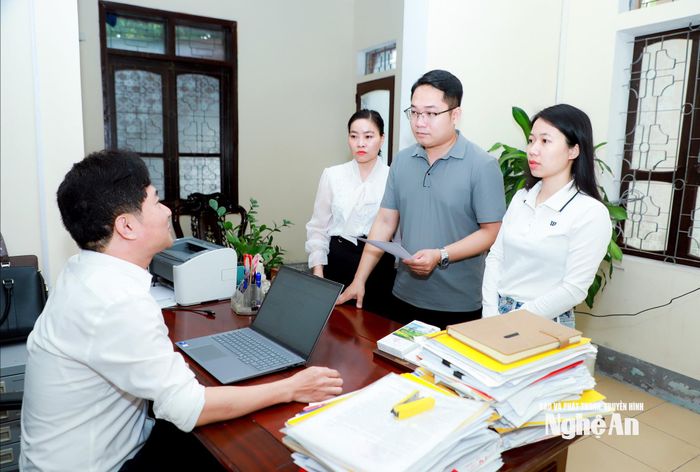 Đồng chí Trần Văn Lâm (ngoài cùng bên trái) - Trưởng ban Tổ chức - Kiểm tra Cơ quan Ủy ban MTTQ Việt Nam tỉnh, Tổ trưởng Tổ giúp việc xây dựng hệ thống KPI trao đổi về việc tiếp tục hoàn thiện tiêu chí đánh giá. Ảnh: Thành Duy