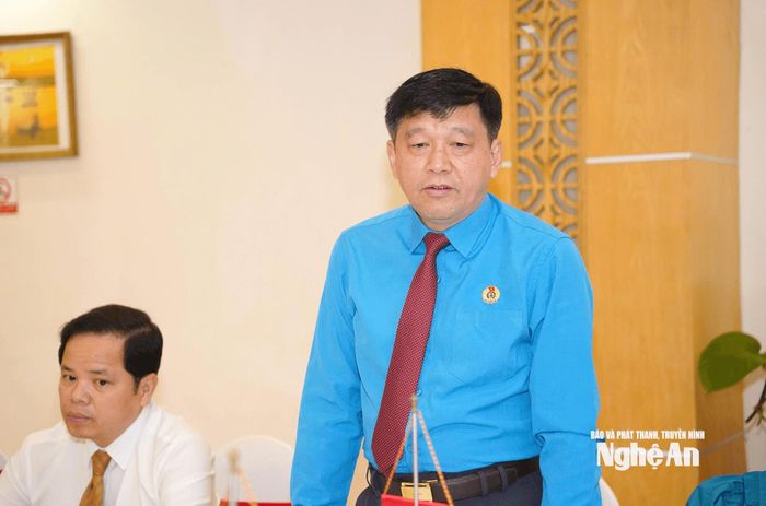 Đồng chí Kha Văn Tám - Ủy viên Ban Chấp hành Đảng bộ tỉnh, Chủ tịch Liên đoàn Lao động tỉnh Nghệ An chia sẻ hoạt động công đoàn cũng như các giải pháp đổi mới tổ chức, phương thức hoạt động của Liên đoàn Lao động tỉnh Nghệ An. Ảnh: Thanh Hà