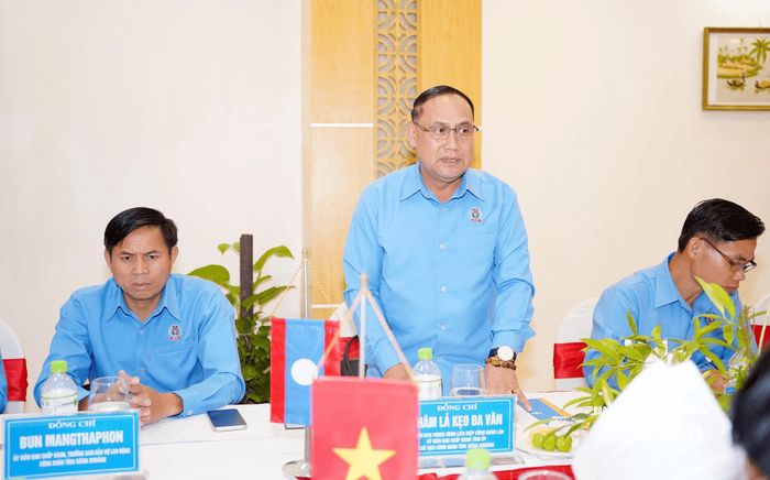 Đồng chí Khăm Lả Kẹo Đa Văn - Chủ tịch Liên hiệp Công đoàn tỉnh Xiêng Khoảng mong muốn Liên đoàn Lao động tỉnh Nghệ An tiếp tục quan tâm, phối hợp để hoạt động công đoàn hoạt động tốt hơn. Ảnh: Thanh Hà