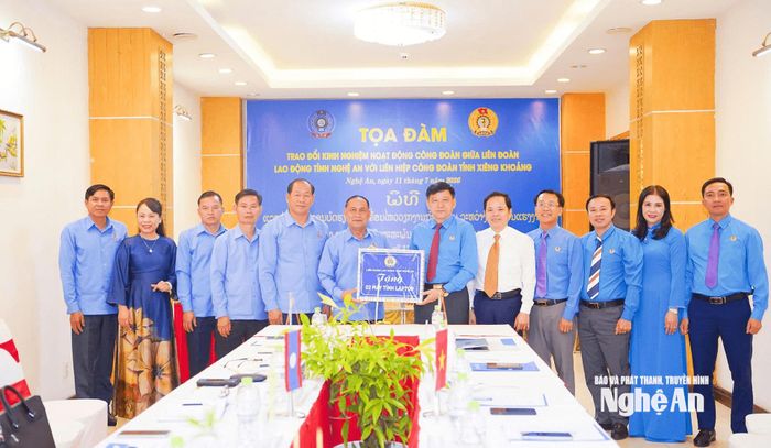 Liên đoàn Lao động tỉnh Nghệ An trao tặng 2 máy tính laptop cho Liên hiệp Công đoàn tỉnh Xiêng Khoảng (Lào). Ảnh: Thanh Hà