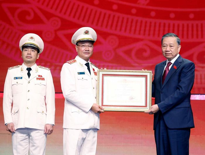 Tổng Bí thư, Chủ tịch nước Tô Lâm trao tặng Huân chương Sao vàng cho Lực lượng An ninh nhân dân. Ảnh: Thống Nhất – TTXVN