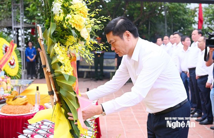 Phó Bí thư Thường trực Tỉnh ủy Hoàng Nghĩa Hiếu dâng hoa tưởng niệm các Anh hùng liệt sĩ. Ảnh: Thành Cường