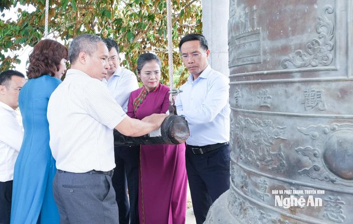 Lãnh đạo Ngân hàng Nhà nước Việt Nam và tỉnh Nghệ An thỉnh chuông tại Nghĩa trang Liệt sĩ Quốc tế Việt - Lào. Ảnh: Mai Hoa