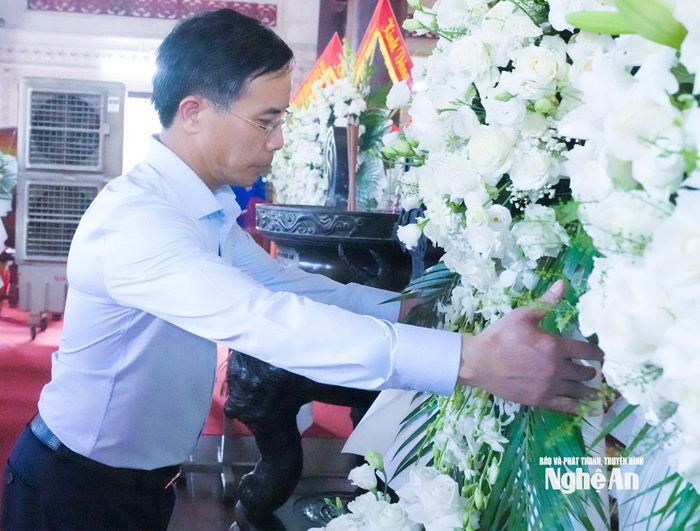 Đồng chí Phạm Đức Ấn - Ủy viên Ban Chấp hành Trung ương Đảng, Thống đốc Ngân hàng Nhà nước Việt Nam dâng hoa tưởng niệm các liệt sĩ tại Khu Di tích lịch sử Quốc gia Truông Bồn. Ảnh: Mai Hoa
