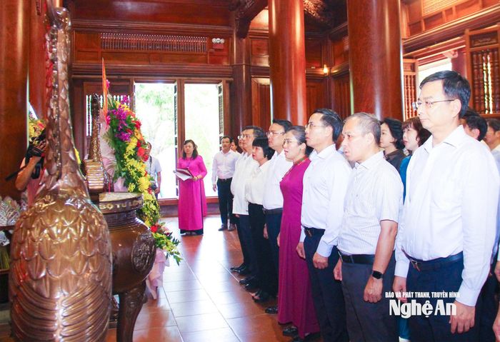 Các đại biểu thành kính làm lễ tưởng niệm Chủ tịch Hồ Chí Minh. Ảnh: Mai Hoa