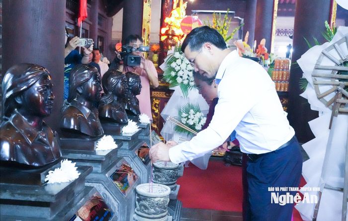 Đồng chí Phạm Đức Ấn - Ủy viên Ban Chấp hành Trung ương Đảng, Thống đốc Ngân hàng Nhà nước Việt Nam dâng hương tưởng niệm các liệt sĩ tại Khu Di tích lịch sử Quốc gia Truông Bồn. Ảnh: Mai Hoa