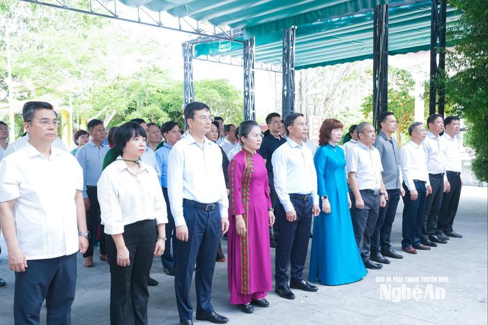 Đoàn công tác làm lễ tưởng niệm các Anh hùng liệt sĩ tại Nghĩa trang Liệt sĩ Quốc tế Việt - Lào. Ảnh: Mai Hoa