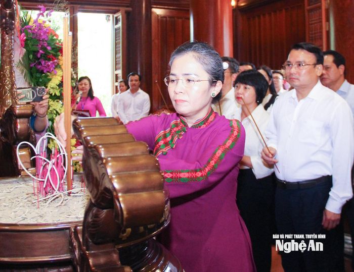 Đồng chí Võ Thị Minh Sinh - Phó Bí thư Tỉnh ủy, Chủ tịch Ủy ban MTTQ Việt Nam tỉnh dâng hương tưởng niệm Chủ tịch Hồ Chí Minh. Ảnh: Mai Hoa