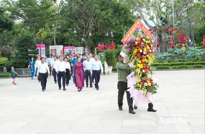 Đoàn công tác về Khu Di tích Quốc gia đặc biệt Kim Liên làm lễ dâng hoa, dâng hương tưởng niệm Chủ tịch Hồ Chí Minh. Ảnh: Mai Hoa
