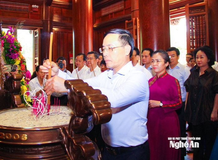 Đồng chí Phạm Đức Ấn - Ủy viên Ban Chấp hành Trung ương Đảng, Thống đốc Ngân hàng Nhà nước Việt Nam dâng hương tưởng niệm Chủ tịch Hồ Chí Minh. Ảnh: Mai Hoa