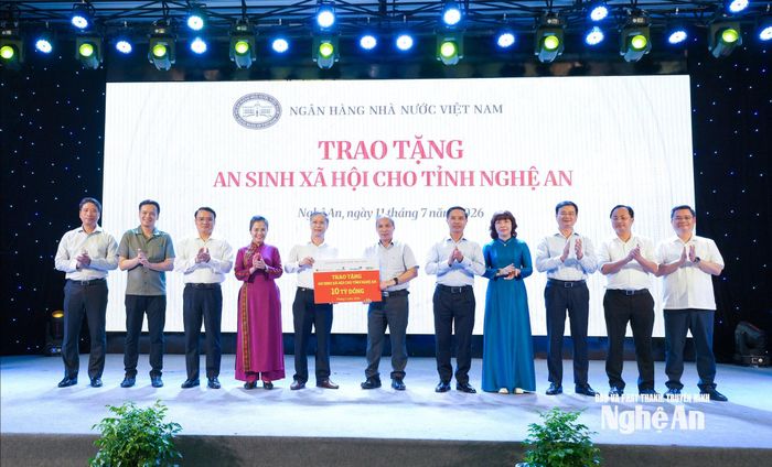 Ngân hàng Nhà nước Việt Nam trao tặng tỉnh Nghệ An 10 tỷ đồng hỗ trợ an sinh xã hội. Ảnh: Mai Hoa