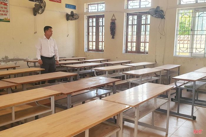 Thầy giáo Lê Đăng Năm - Phó Hiệu trưởng Trường THCS Kỳ Long, phường Vũng Áng kiểm tra cơ sở vật chất trường học trước năm học mới.