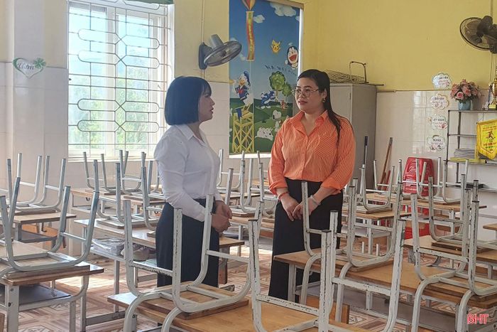 Cô giáo Nguyễn Thị Thủy (người mặc áo trắng) - Phó Hiệu trưởng Trường Tiểu học Kỳ Liên chia sẻ những khó khăn mà trường đang gặp phải năm học mới với cán bộ phường Hoành Sơn.