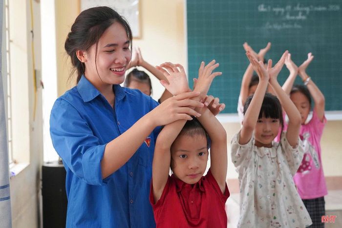 Mỗi dịp hè, việc tạo ra những sân chơi an toàn, bổ ích để thiếu nhi được vui chơi, rèn luyện và phát triển toàn diện luôn là nhiệm vụ được các cấp bộ Đoàn, Hội đồng Đội trên địa bàn tỉnh quan tâm. Năm nay, với nhiều mô hình đa dạng, thiết thực được triển khai tại cơ sở, hàng nghìn lượt thiếu nhi đã có thêm những trải nghiệm ý nghĩa trong kỳ nghỉ hè.