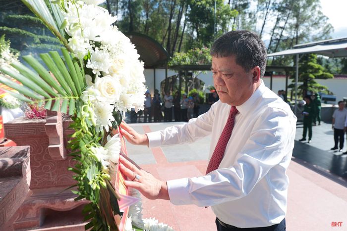 Đồng chí Trần Phong – Bí thư Tỉnh ủy Khánh Hòa dâng vòng hoa tại Khu mộ 10 nữ anh hùng liệt sĩ thanh niên xung phong Ngã ba Đồng Lộc.