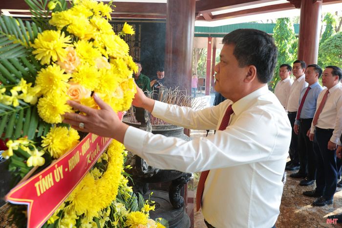 Đồng chí Trần Phong – Bí thư Tỉnh ủy Khánh Hòa dâng vòng hoa tưởng niệm các anh hùng liệt sĩ.
