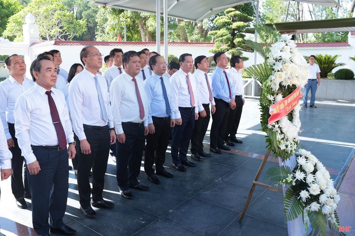 Đoàn đại biểu dâng hương tại Khu mộ 10 nữ anh hùng liệt sĩ thanh niên xung phong Ngã ba Đồng Lộc.