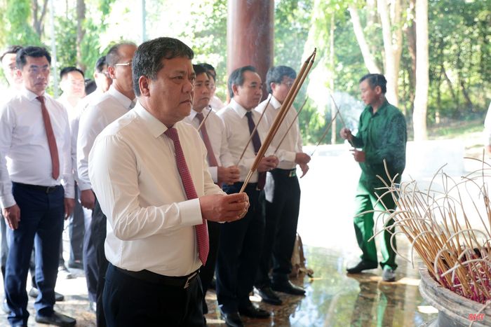 Đồng chí Trần Phong – Bí thư Tỉnh ủy Khánh Hòa dâng hương tưởng niệm các anh hùng liệt sĩ.