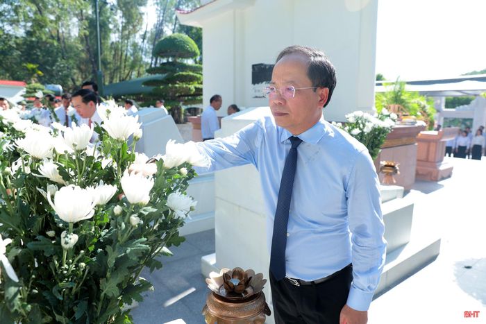 Đồng chí Nguyễn Duy Lâm - Bí thư Tỉnh ủy Hà Tĩnh dâng hoa lên phần mộ 10 nữ anh hùng liệt sĩ.
