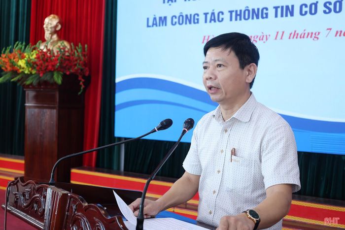 Phó Giám đốc Sở Văn hóa, Thể thao và Du lịch Hà Tĩnh Nguyễn Công Thành phát biểu khai mạc hội nghị tập huấn nâng cao năng lực cho cán bộ làm công tác truyền thông ở cơ sở tại xã Cẩm Bình.