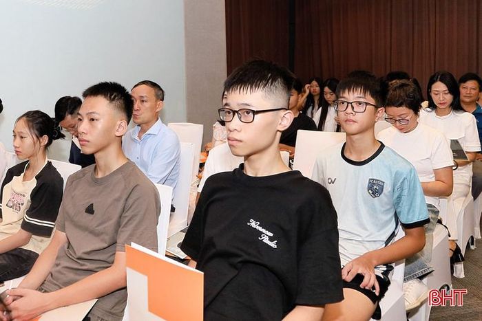 Học sinh Hà Tĩnh theo dõi phần giới thiệu về chương trình đào tạo song bằng.