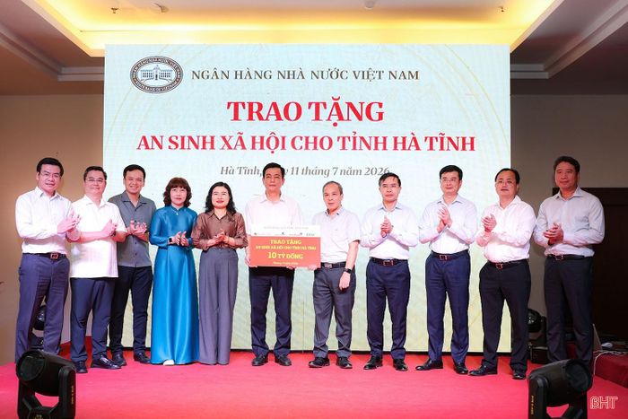 Lãnh đạo Ngân hàng Nhà nước Việt Nam đã trao biểu trưng nguồn lực an sinh xã hội cho tỉnh Hà Tĩnh.