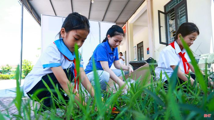 Từ những buổi họp chuẩn bị chương trình văn nghệ của địa phương đến các hoạt động vệ sinh môi trường, chăm sóc các tuyến đường, tôi và các đoàn viên luôn cố gắng góp sức bằng những việc làm thiết thực.