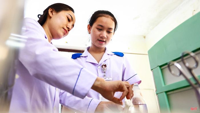 Sau mỗi buổi thực tập, tôi thường tự nhìn lại những điều mình đã làm được và những kỹ năng còn thiếu để tiếp tục học hỏi. Tôi luôn lắng nghe những góp ý từ các anh, chị điều dưỡng đi trước để từng bước hoàn thiện bản thân, bởi tôi hiểu rằng trở thành một điều dưỡng viên tốt là cả một hành trình dài.