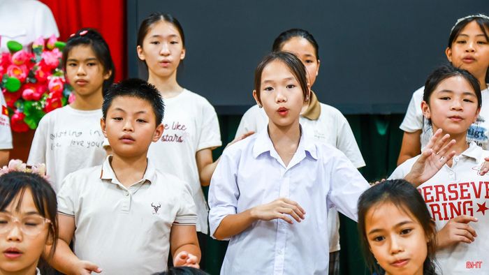 Điều khiến tôi hạnh phúc nhất là nhìn thấy sự tiến bộ của các em qua từng buổi học. Từ những bạn nhỏ còn ngại ngùng, các em dần mạnh dạn hơn, say mê với từng câu hát. Những ánh mắt háo hức và tiếng hát trong trẻo của các em chính là động lực để tôi tiếp tục công việc này.