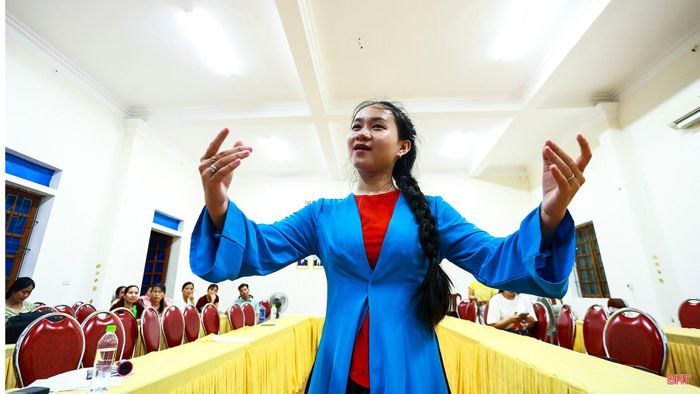Một điều đặc biệt khác trong hành trình tuổi trẻ của tôi là tình yêu dành cho dân ca ví, giặm. Tôi luôn yêu những câu hát quê hương bởi trong đó có tình người, tình quê và những nét đẹp văn hóa rất đỗi thân thương của mảnh đất Hà Tĩnh.