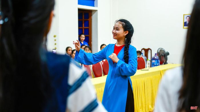 Với tôi, những buổi dạy dân ca không chỉ là một công việc, mà còn là khoảng thời gian tôi được sống với niềm đam mê, được tìm thấy sự cân bằng sau những ngày học tập và thực tập bận rộn.