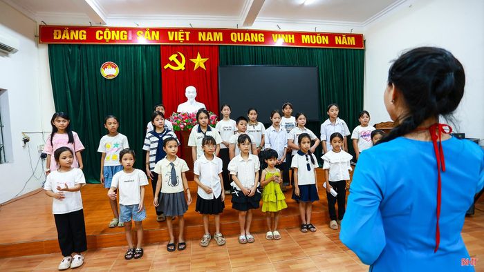 Trung bình mỗi tuần, tôi có 3 buổi đứng lớp dạy dân ca. Từ việc hướng dẫn cách lấy hơi, nhả chữ đến truyền tải cảm xúc trong từng câu hát, tôi luôn mong các em không chỉ hát đúng mà còn hiểu và trân trọng những giá trị văn hóa dân gian mà cha ông để lại.