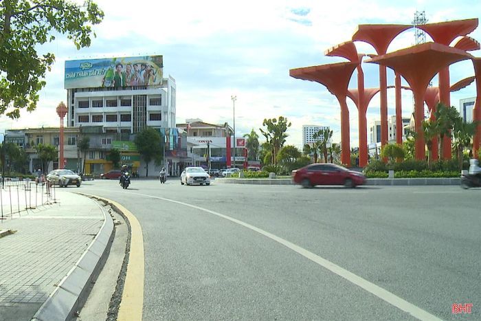 Xe ô tô không được phép dừng, đỗ tại khu vực có vạch vàng nét liền.