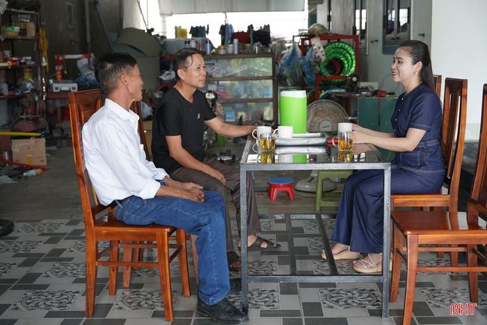 Với chị Nga, mỗi buổi sinh hoạt chi bộ, mỗi cuộc gặp gỡ người dân đều là cơ hội để lắng nghe, tháo gỡ những khó khăn từ thực tiễn và tạo sự đồng thuận trong triển khai các nhiệm vụ.