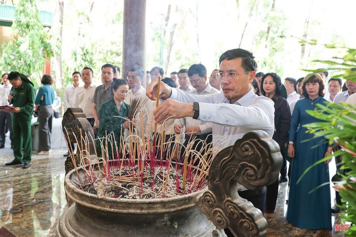 Thống đốc Ngân hàng Nhà nước Việt Nam Phạm Đức Ấn dâng hương tưởng niệm các anh hùng liệt sĩ.