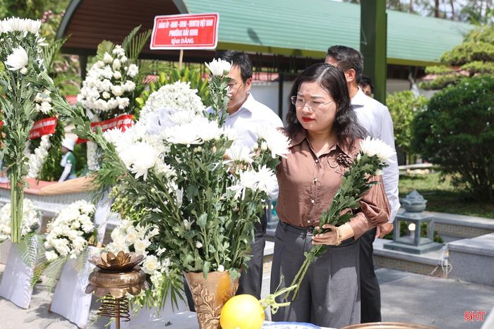 Lãnh đạo tỉnh Hà Tĩnh dâng hoa lên phần mộ 10 nữ anh hùng liệt sĩ TNXP Ngã ba Đồng Lộc.