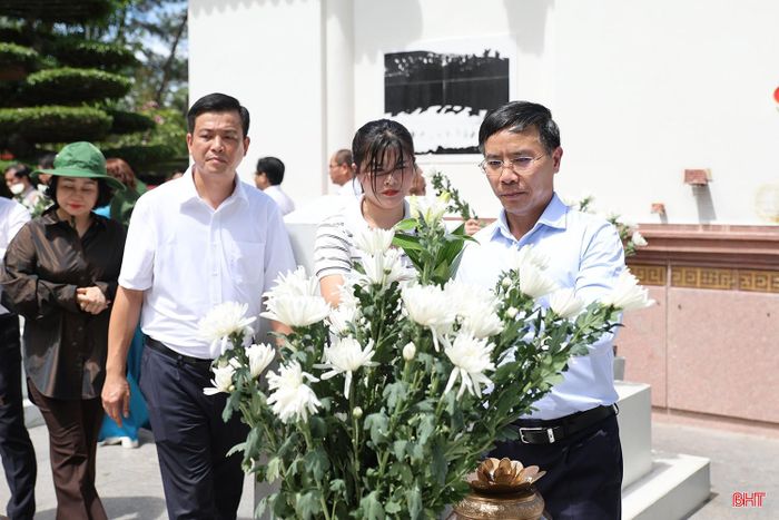 Các thành viên trong đoàn bày tỏ lòng biết ơn sâu sắc đối với công lao to lớn của các anh hùng liệt sĩ.