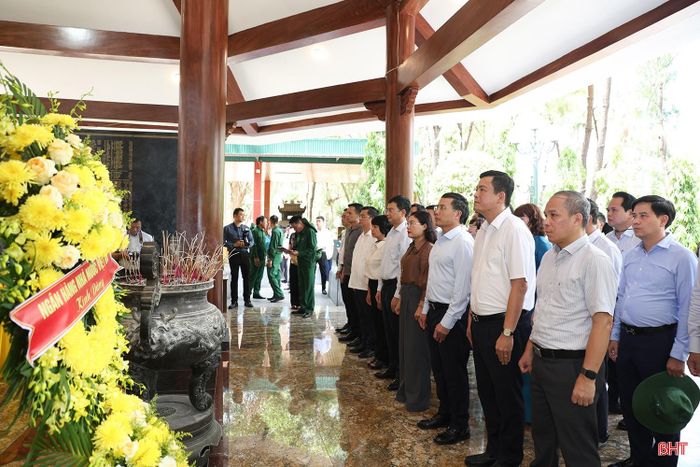  Đồng chí Phạm Đức Ấn - Ủy viên Trung ương Đảng, Thống đốc Ngân hàng Nhà nước Việt Nam và lãnh đạo tỉnh Hà Tĩnh đã đến dâng hương tại Nhà bia tưởng niệm liệt sỹ TNXP toàn quốc - nơi ghi danh hơn 4.000 liệt sỹ TNXP trên cả nước. 