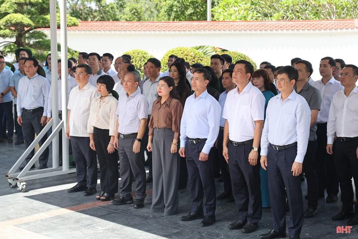 Đoàn công tác dâng hương tại Khu mộ 10 nữ anh hùng liệt sĩ TNXP Ngã ba Đồng Lộc.