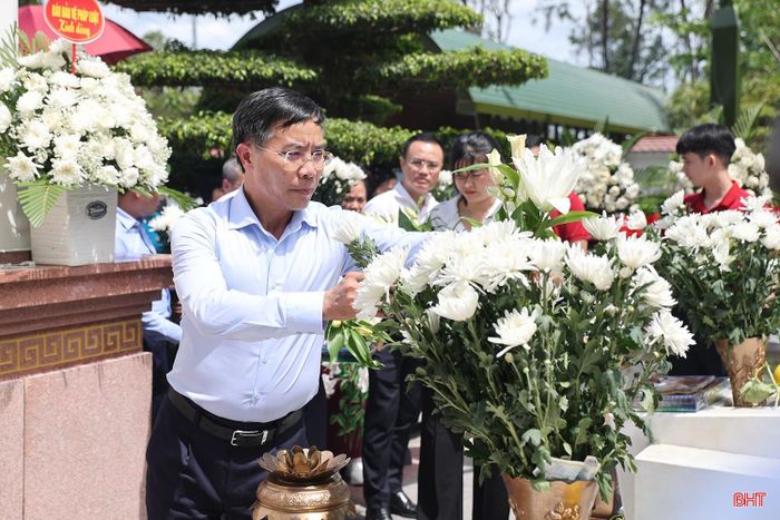Thống đốc Ngân hàng Nhà nước Việt Nam Phạm Đức Ấn dâng hoa lên phần mộ 10 nữ anh hùng liệt sĩ TNXP.