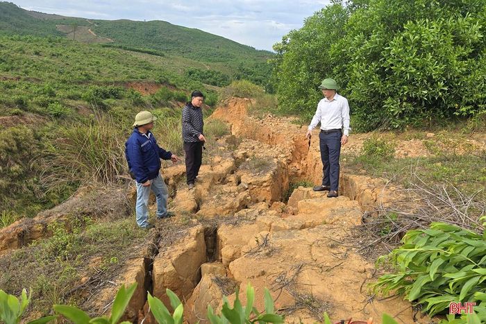 Điểm sụt trượt trên khu vực núi Chòi có nguy cơ xảy ra sạt lở xuống đường Đồng - Trung.