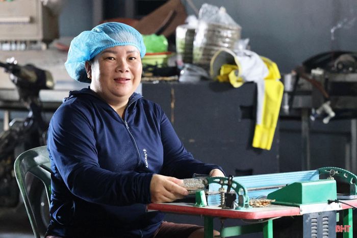 Chị Trần Thị Hải Châu ở TDP Kỳ Châu, phường Sông Trí cho biết: "Năm 2020, bánh đa, bánh mướt chợ Cầu được công nhận là sản phẩm OCOP 3 sao. Từ đó, thị trường rộng mở hơn, cơ sở của chúng tôi cũng đầu tư máy móc hiện đại để nâng cao năng suất, đáp ứng nhu cầu của khách hàng. Hiện nay, bình quân mỗi ngày, tôi sản xuất khoảng 10.000 bánh, tăng gấp 10 lần so với khi chưa đạt sản phẩm OCOP".
